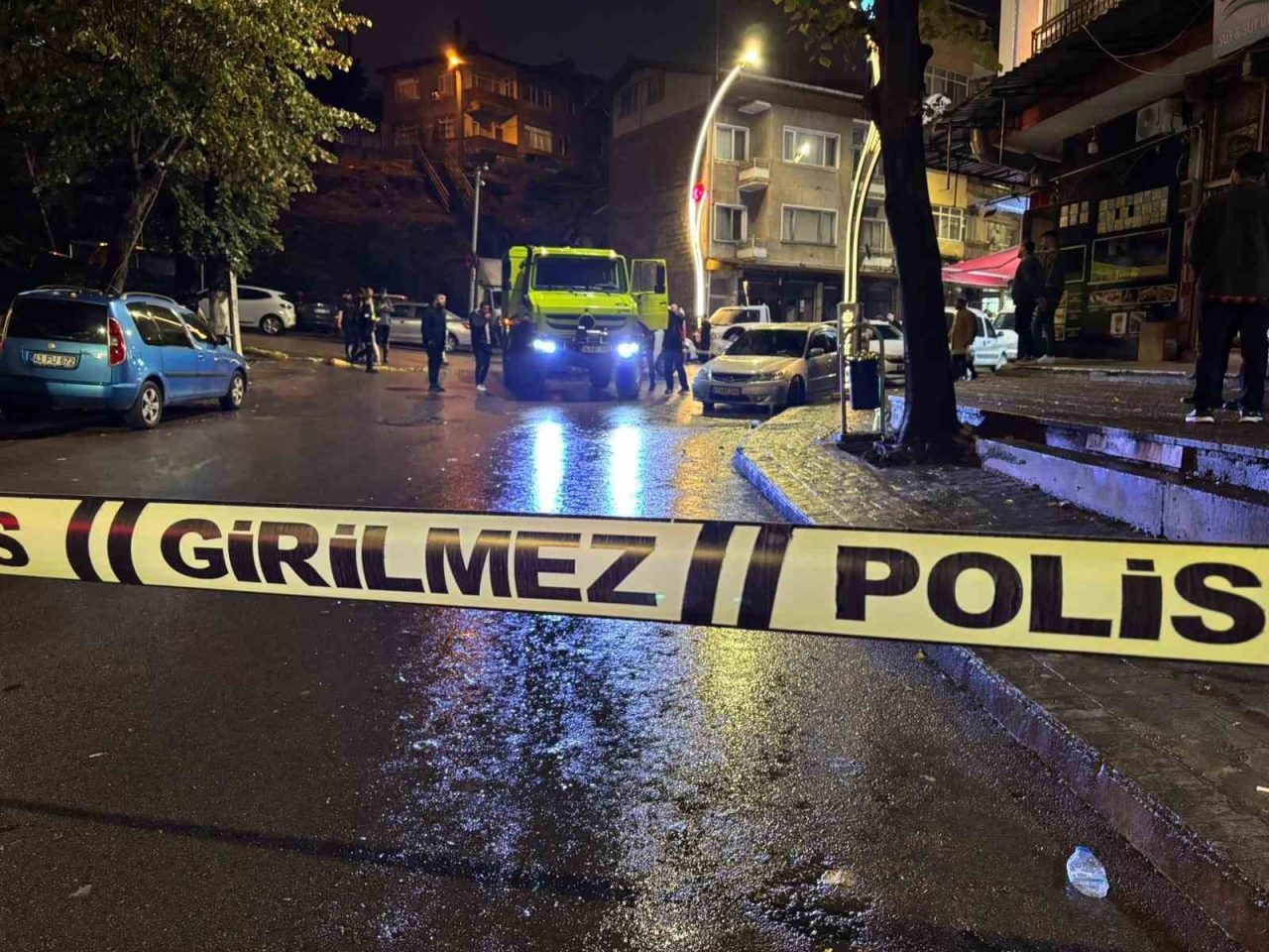 Kocaeli’nin İzmit ilçesinde jiletle kendisini kesen, esnafa ve vatandaşlara da
