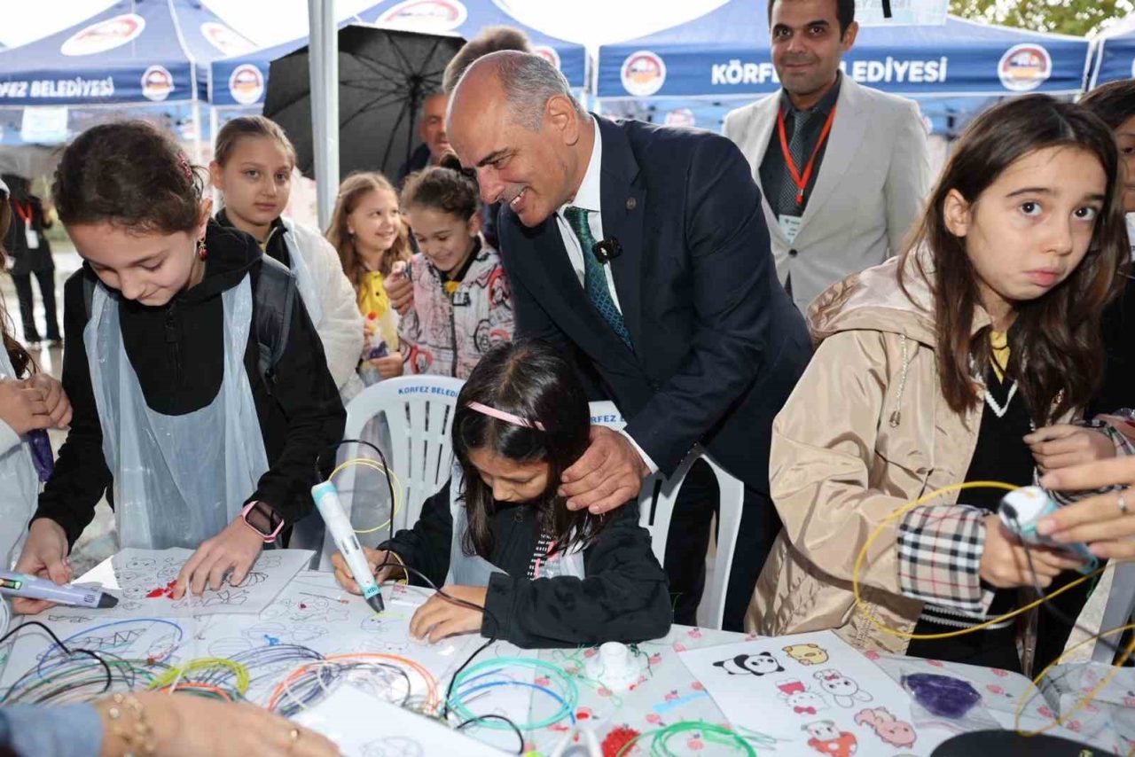 Kocaeli’nin Körfez ilçesinde öğrenciler, düzenlenen "Bilim Şenliği"nde projelerini sergiledi.