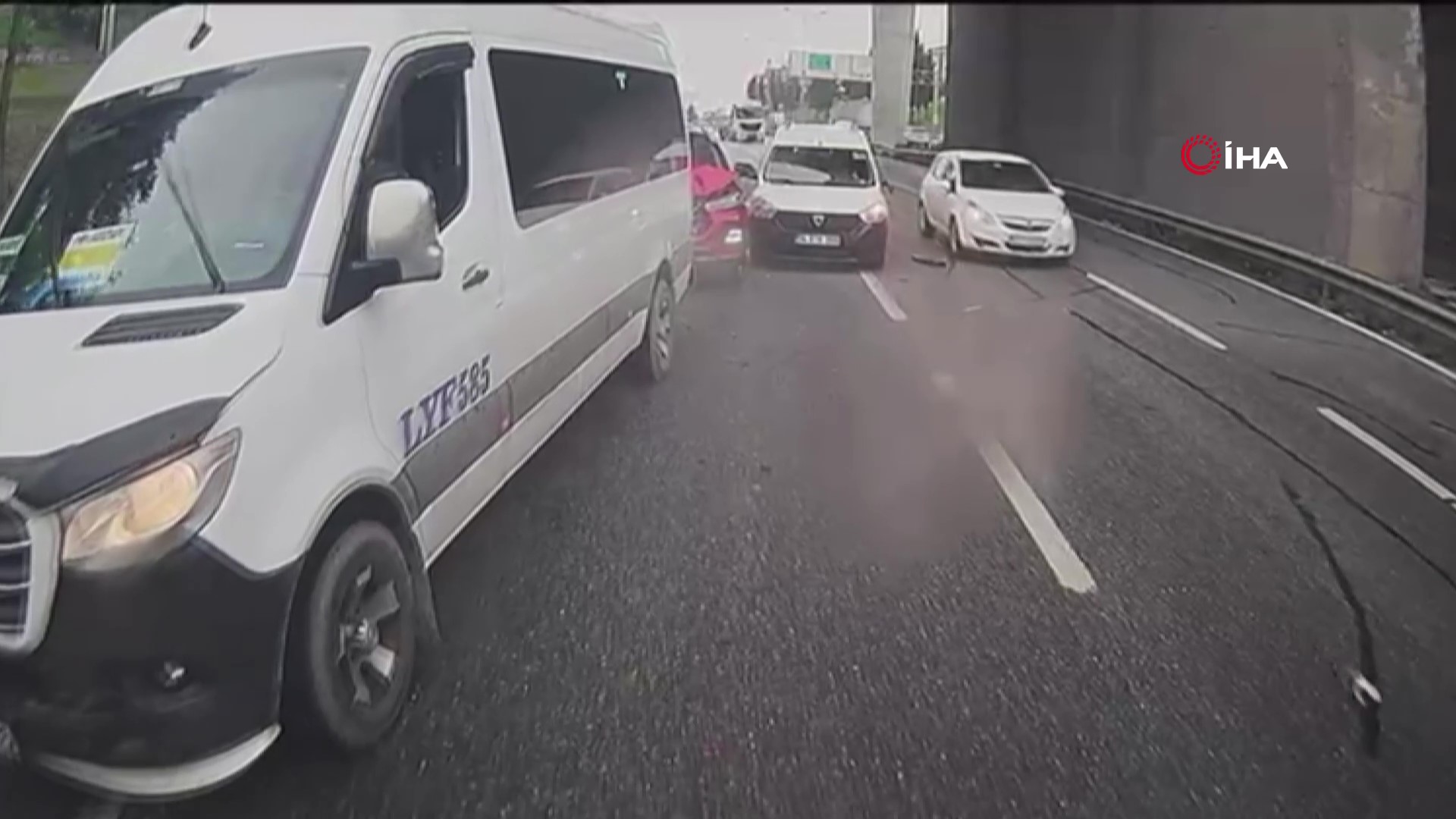  Esenyurt’ta 4 aracın karıştığı zincirleme kaza meydana geldi. Kaza anı