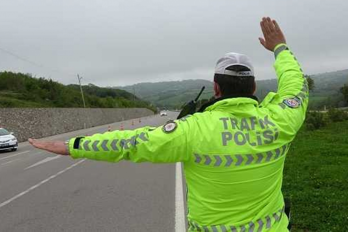 Adana'da bir avukat, babasına polis ekiplerince hatalı park yapıldığı öne sürülerek yazılan