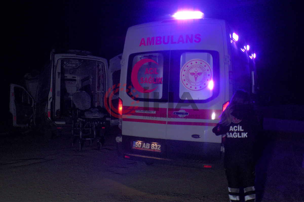 Kırıkkale'de iki otomobilin kafa kafaya çarpıştığı kazada 4 kişi yaralandı.
