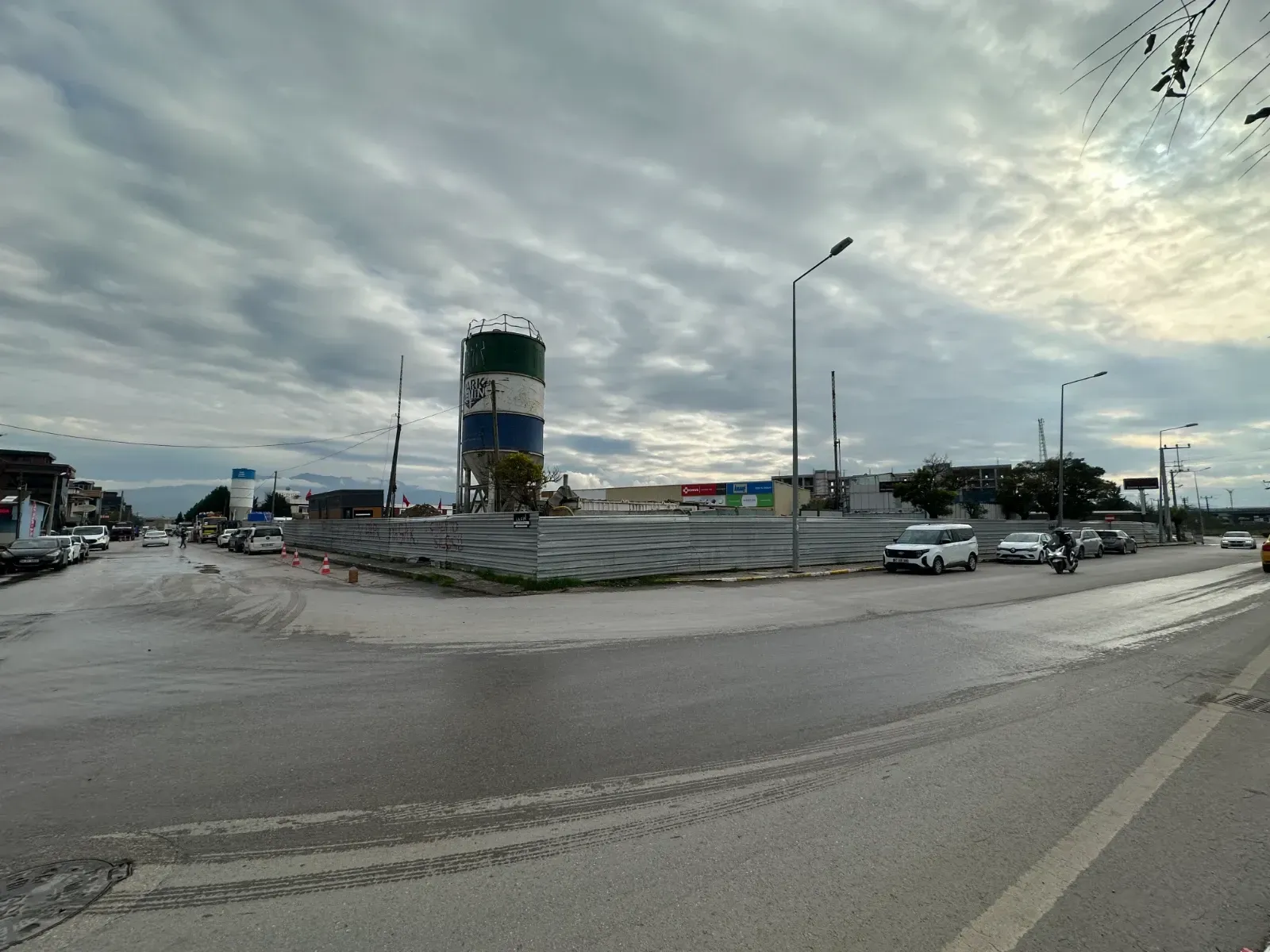 Sınırları içerisinde pek çok alışveriş ve iş merkezi bulunan İzmit