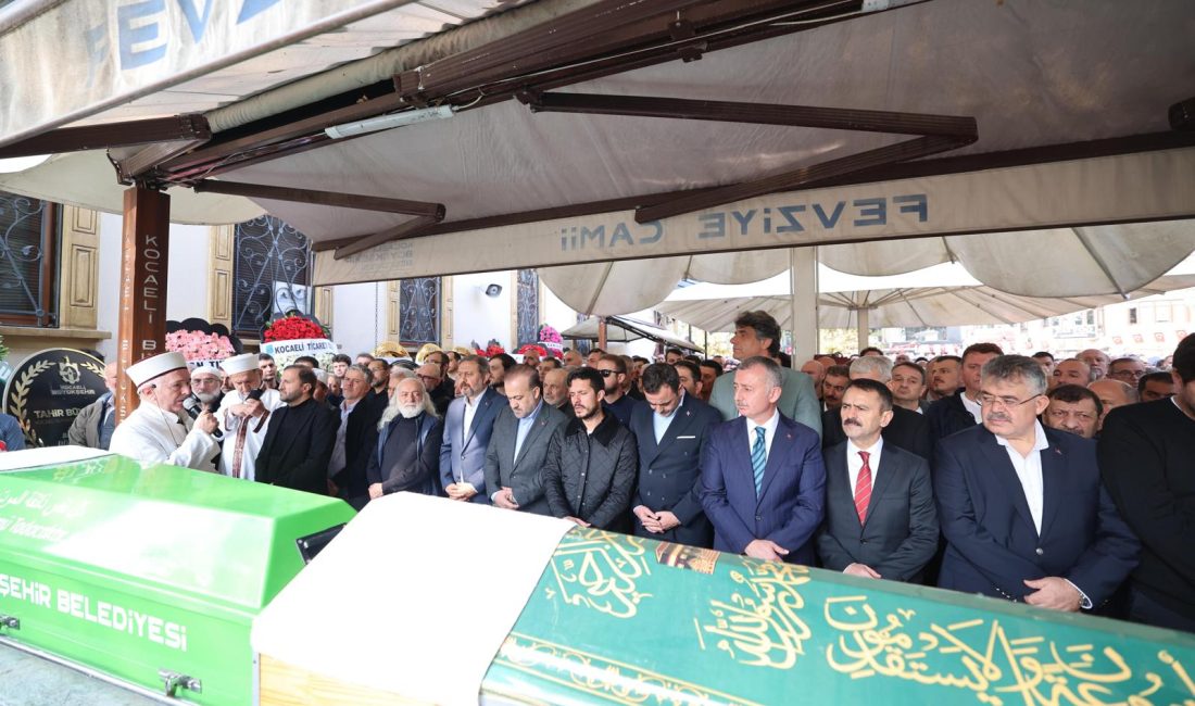 İzmit Fevziye Cami’nde gerçekleştirilen cenaze namazında Ercan Bebe ve Ercan