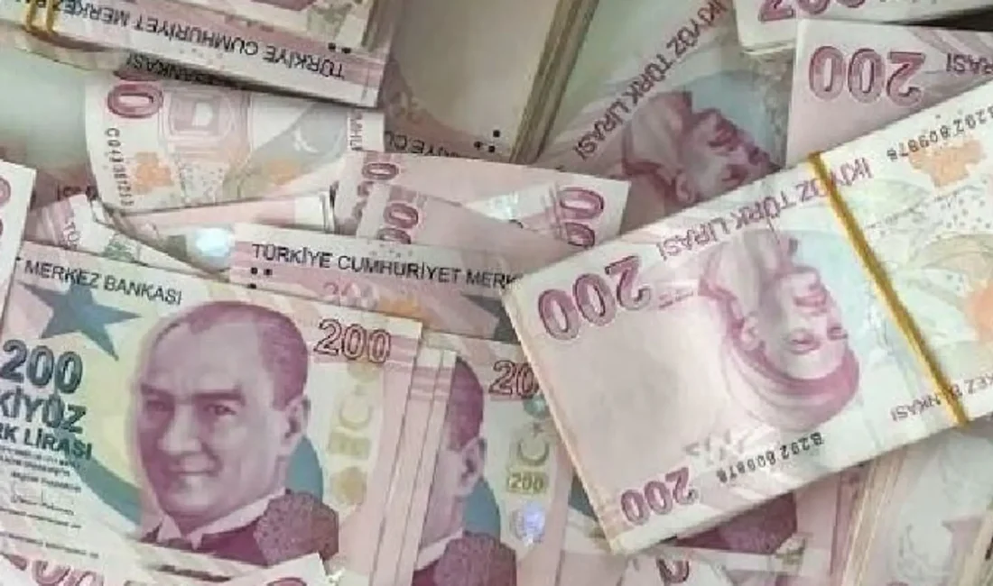 Milyonlarca memur ve emekli, yeni yılda alacakları zamlı maaşları merakla