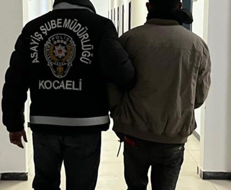 Kocaeli polisi, hırsızlık suçundan kesinleşmiş hapis cezası bulunan 21 yaşındaki