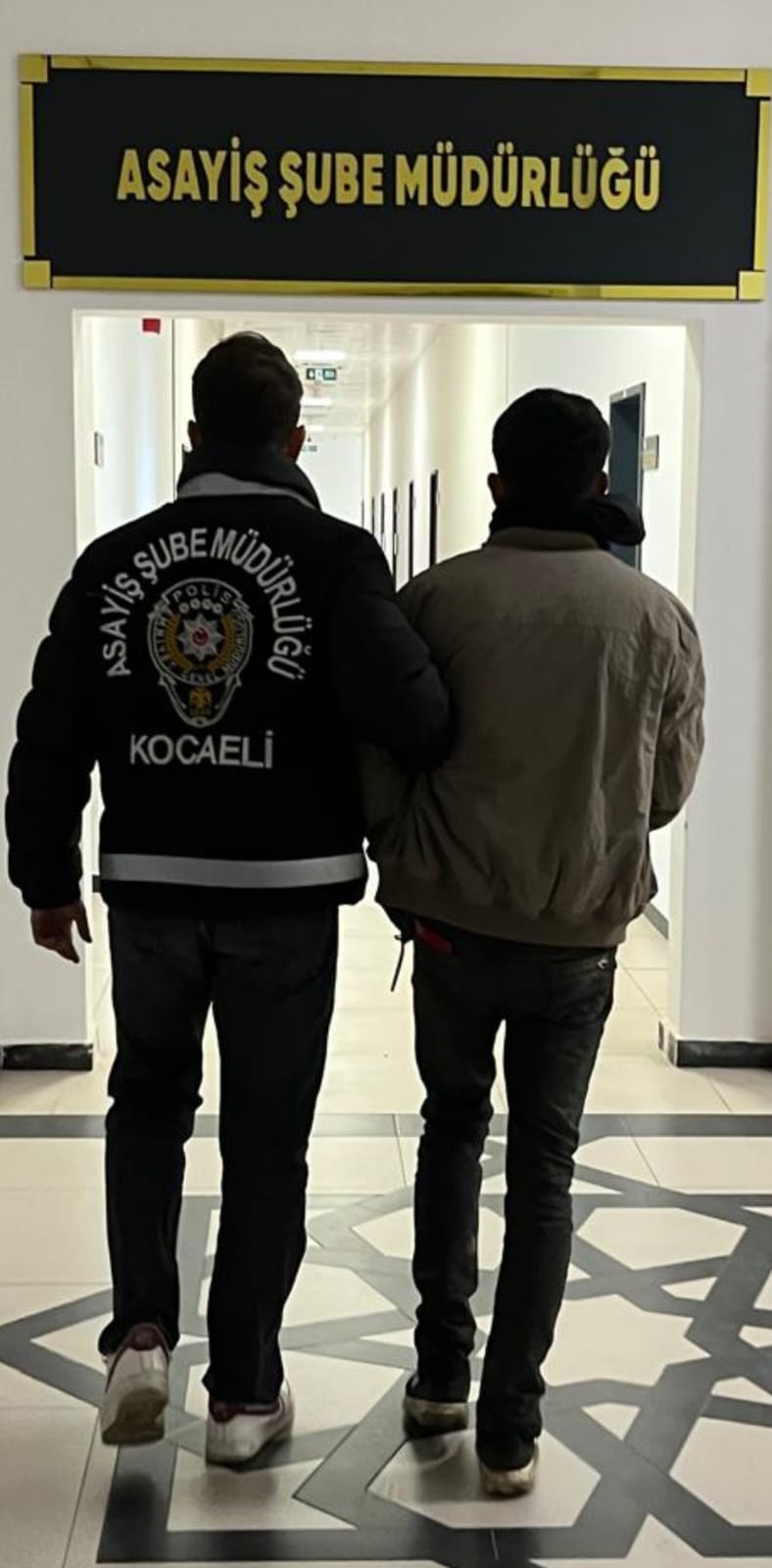 Kocaeli polisi, hırsızlık suçundan kesinleşmiş hapis cezası bulunan 21 yaşındaki