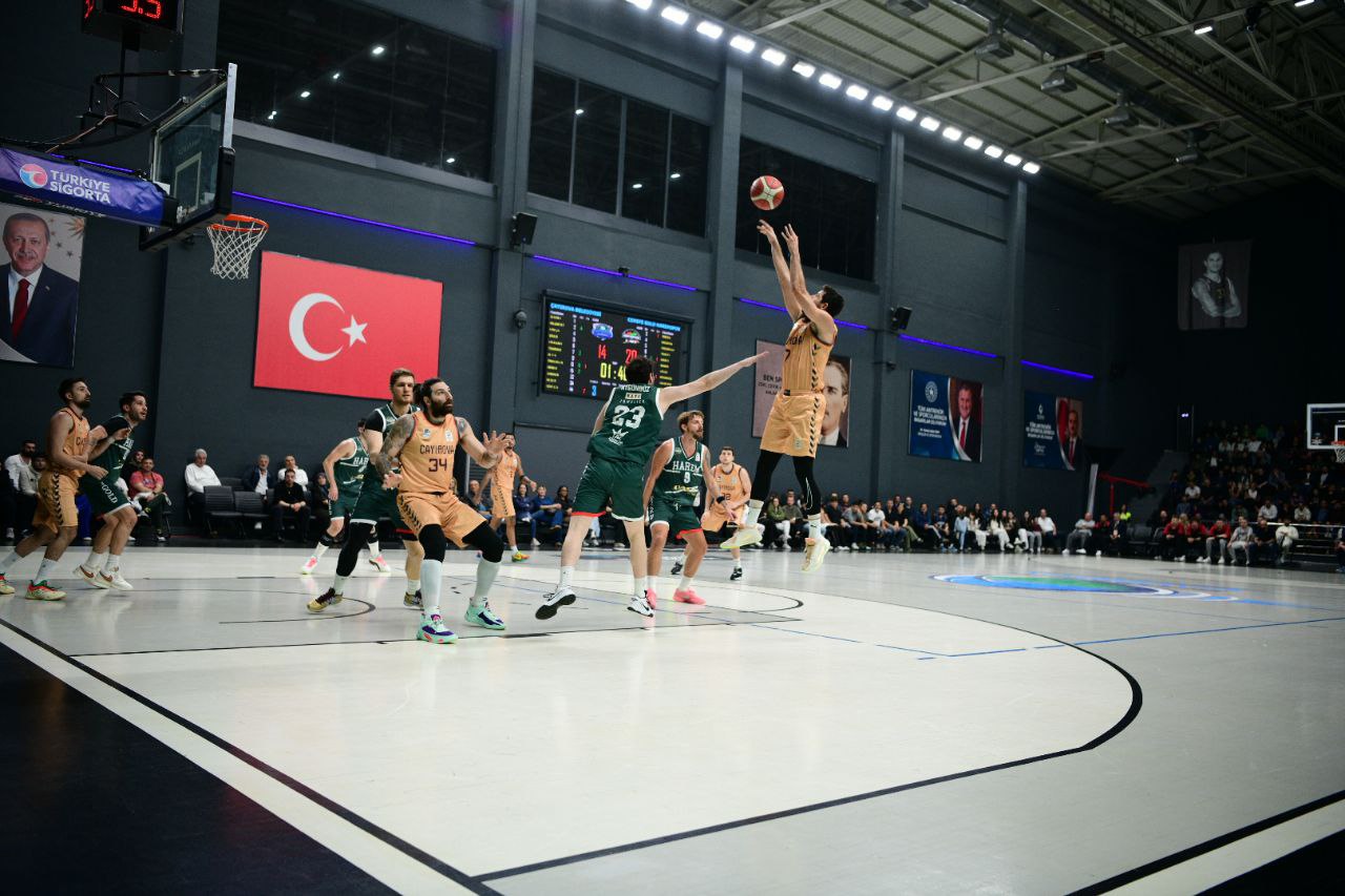 Türkiye Basketbol Ligi’nde mücadelesine doludizgin devam eden Çayırova Belediyesi, ligin