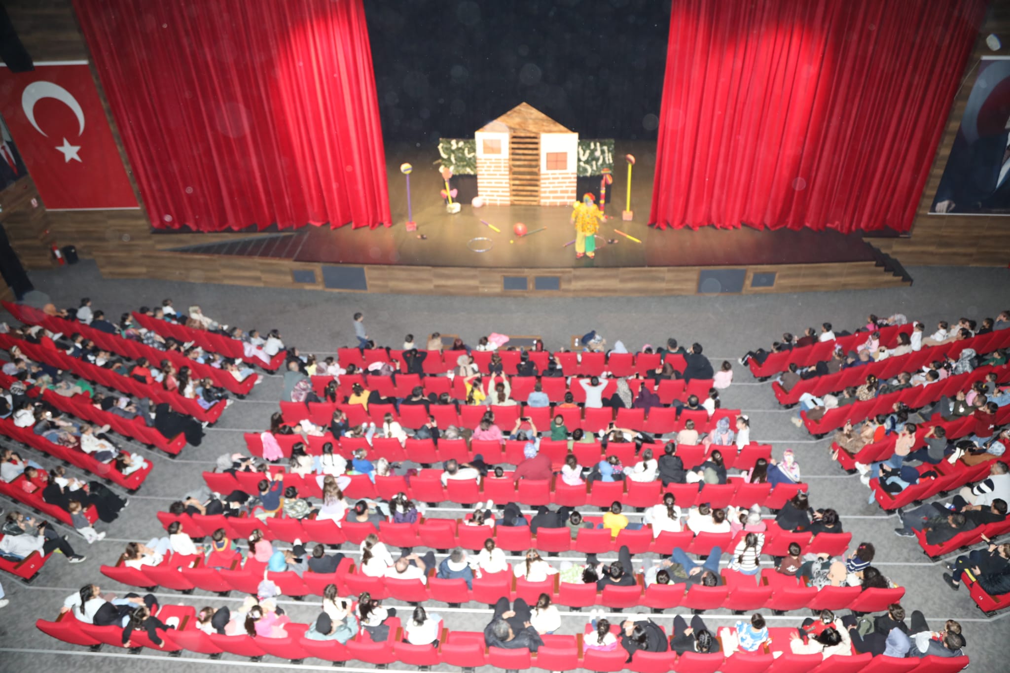 Çayırova Belediyesi, düzenlediği çocuk tiyatro etkinlikleriyle ara tatilin keyifli geçmesini