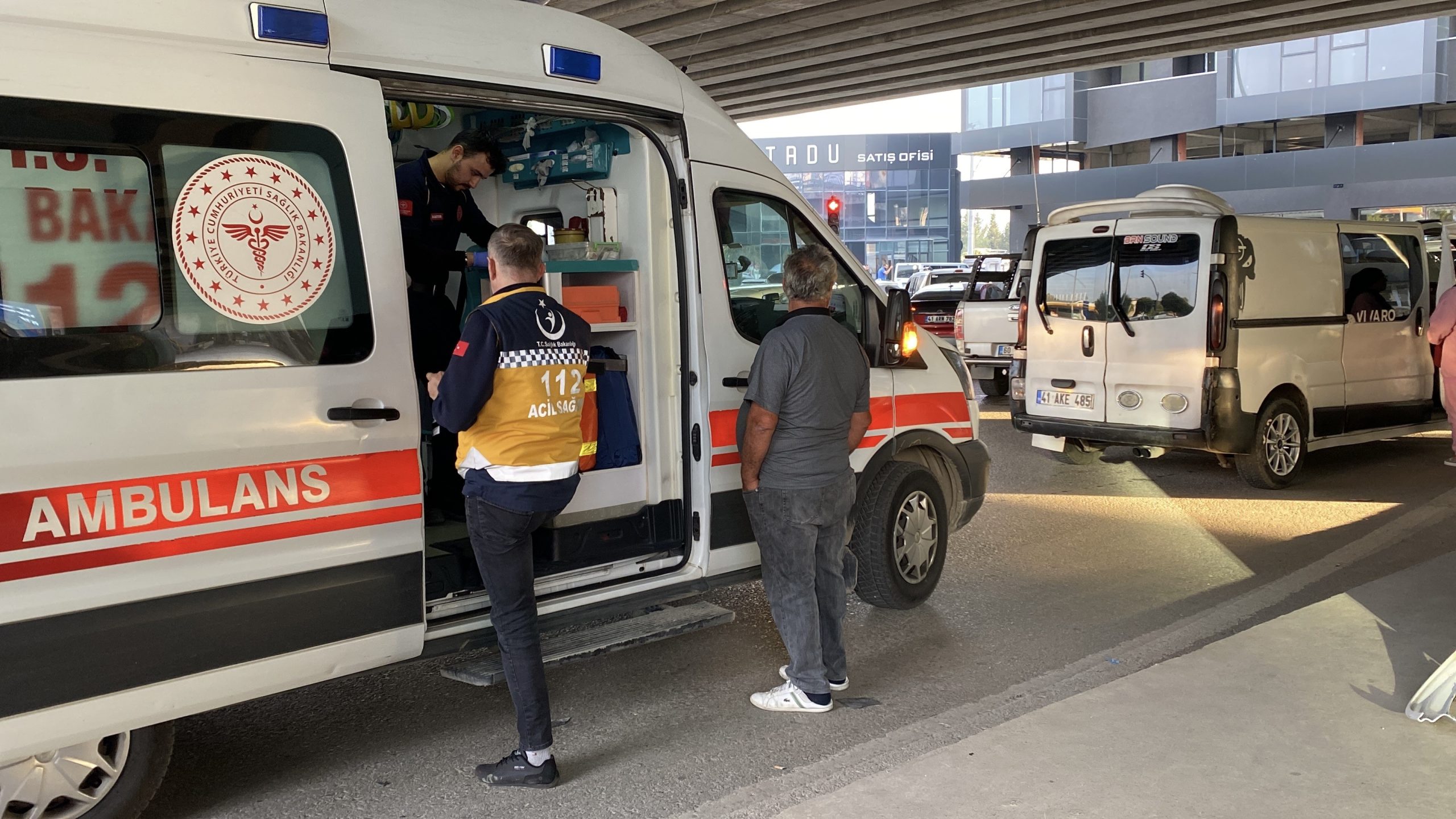  Kocaeli’nin İzmit ilçesinde iki aracın çarpışması sonucu meydana gelen