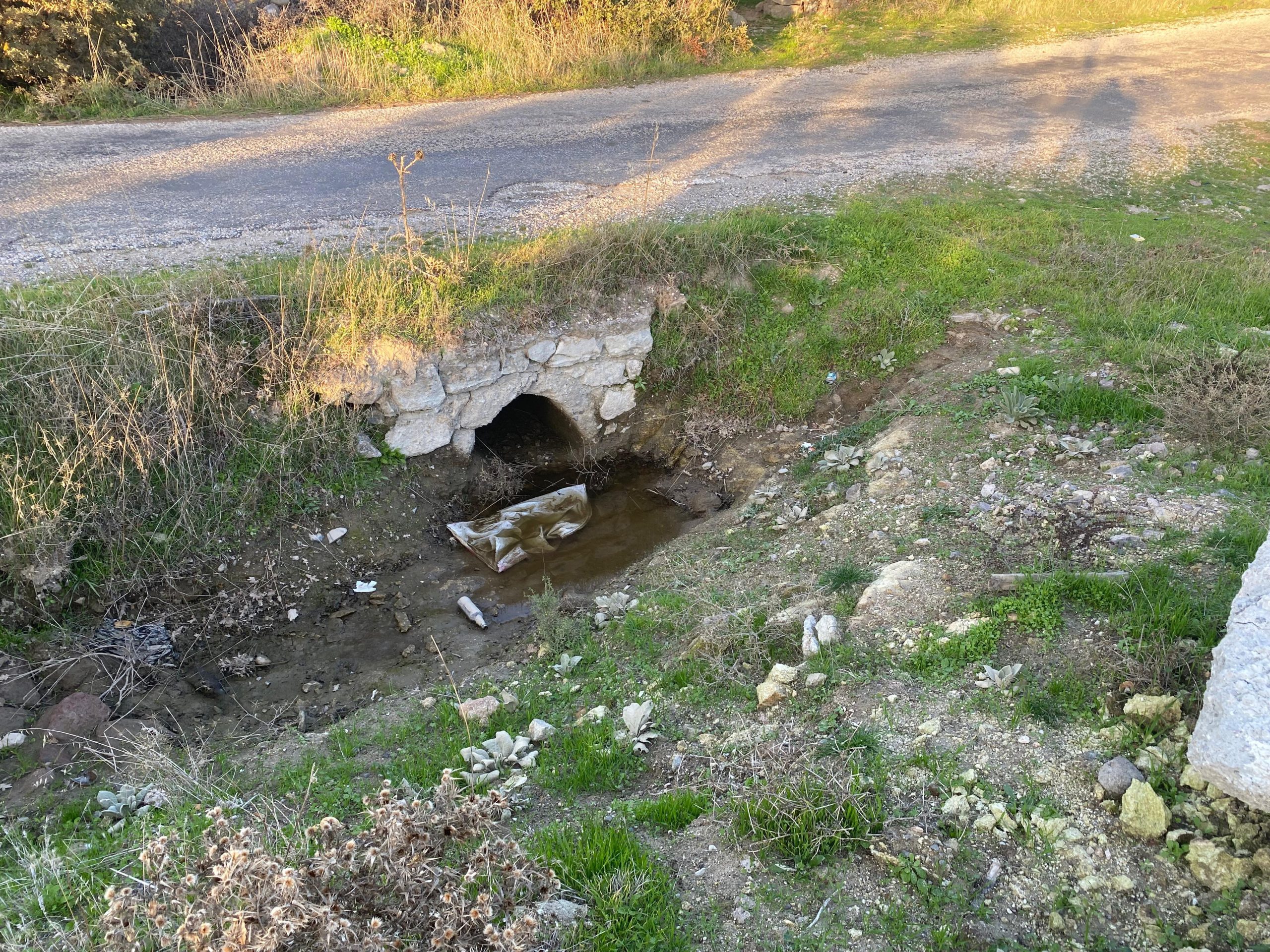 Çanakkale'de boş bir arazide bebek cesedi bulundu.