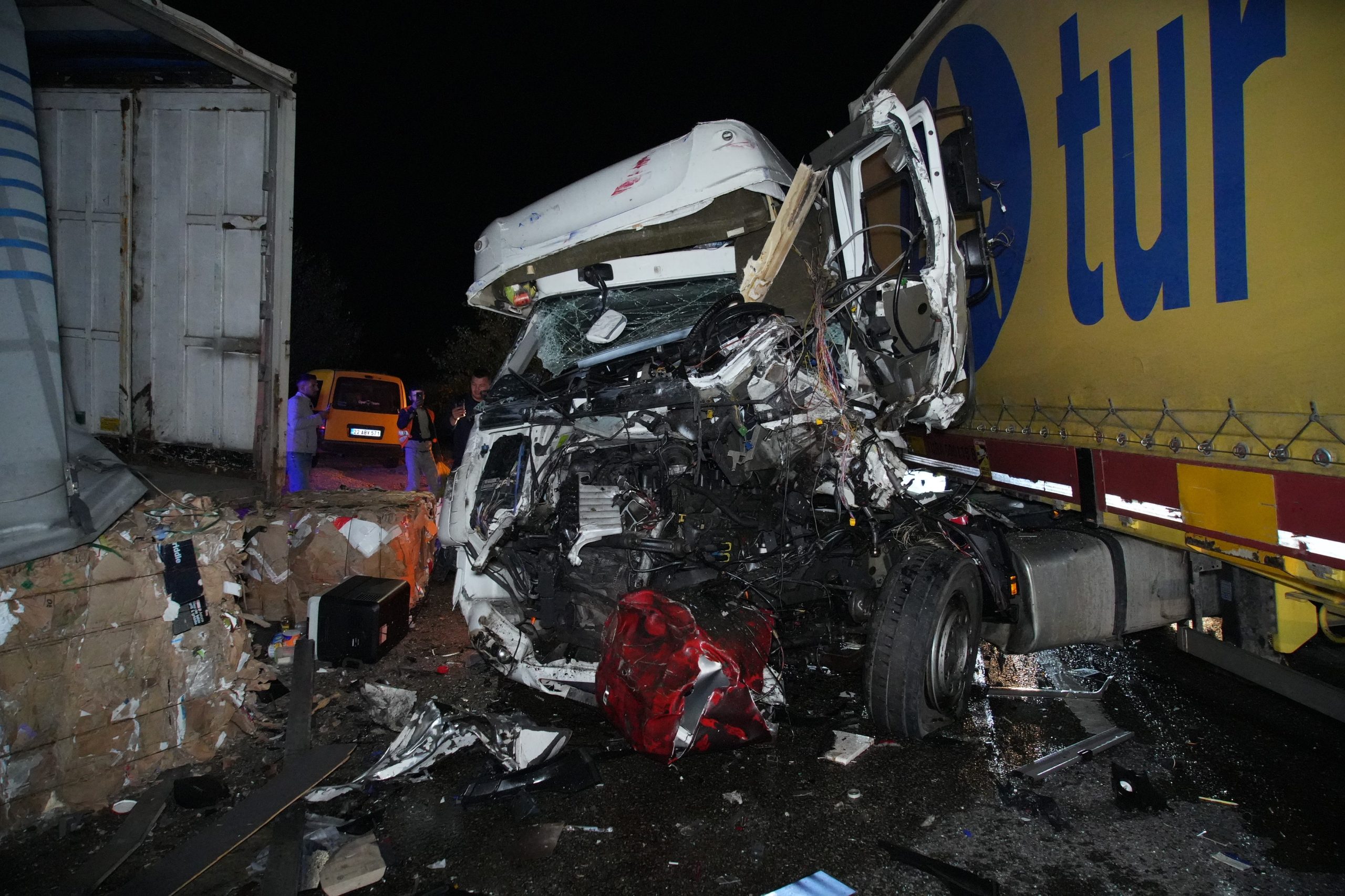 Edirne'de iki tır ve üç otomobilin karıştığı zincirleme trafik kazasında