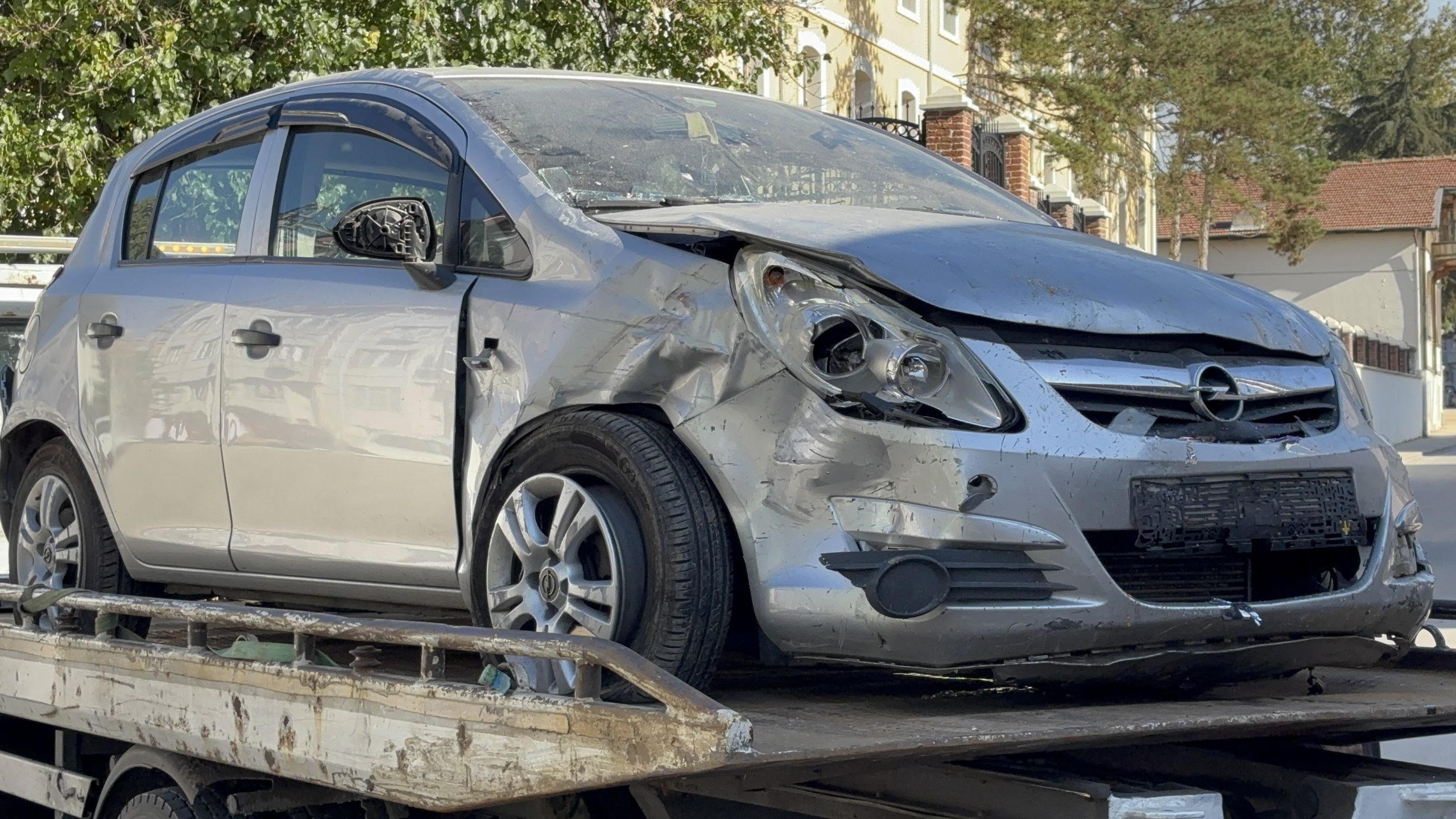 Edirne'de sürücüsünün kontrolünü kaybettiği otomobilin yol kenarındaki ekmek fırınına dalması