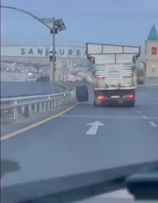 Şanlıurfa'da seyir halindeki bir kamyonun dingili koptu. Yoldan ayrılan tekerlekler