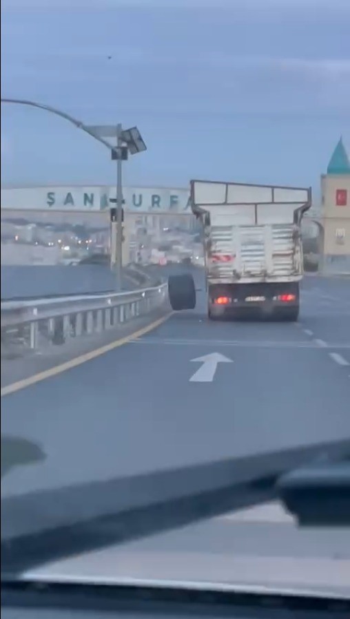 Şanlıurfa'da seyir halindeki bir kamyonun dingili koptu. Yoldan ayrılan tekerlekler