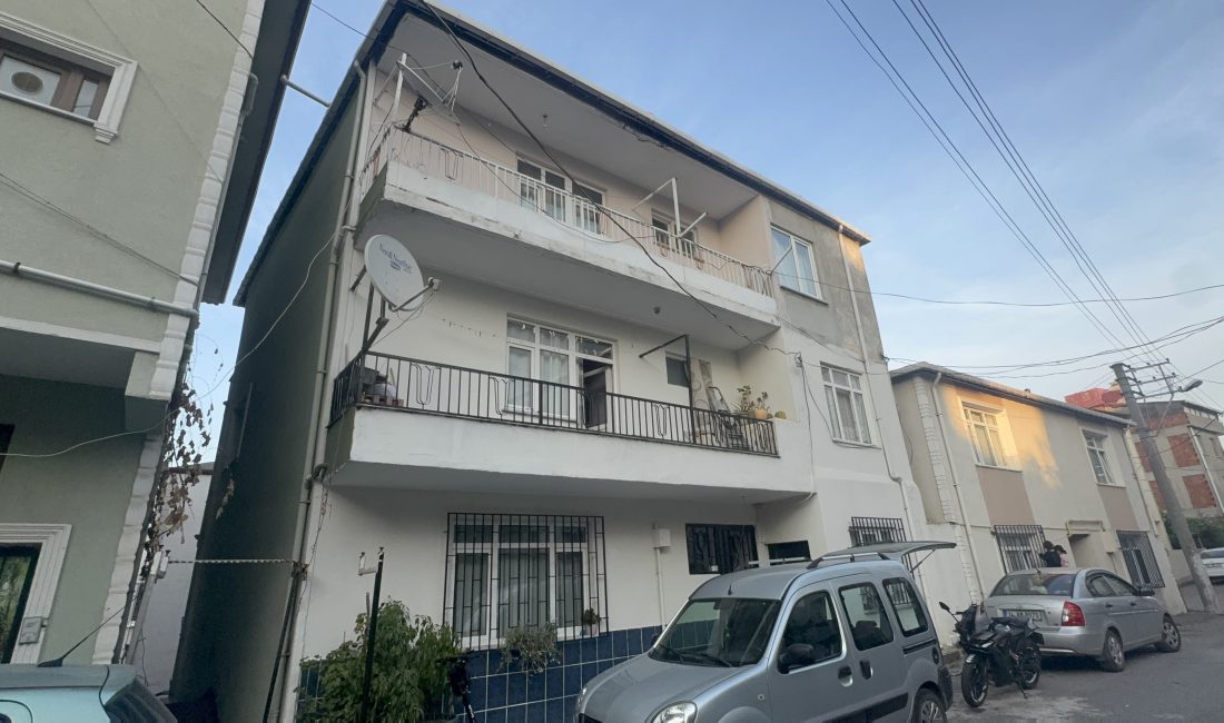 Kocaeli'nin Darıca ilçesinde kolonlarında çatlaklar tespit edilen bir bina tedbir