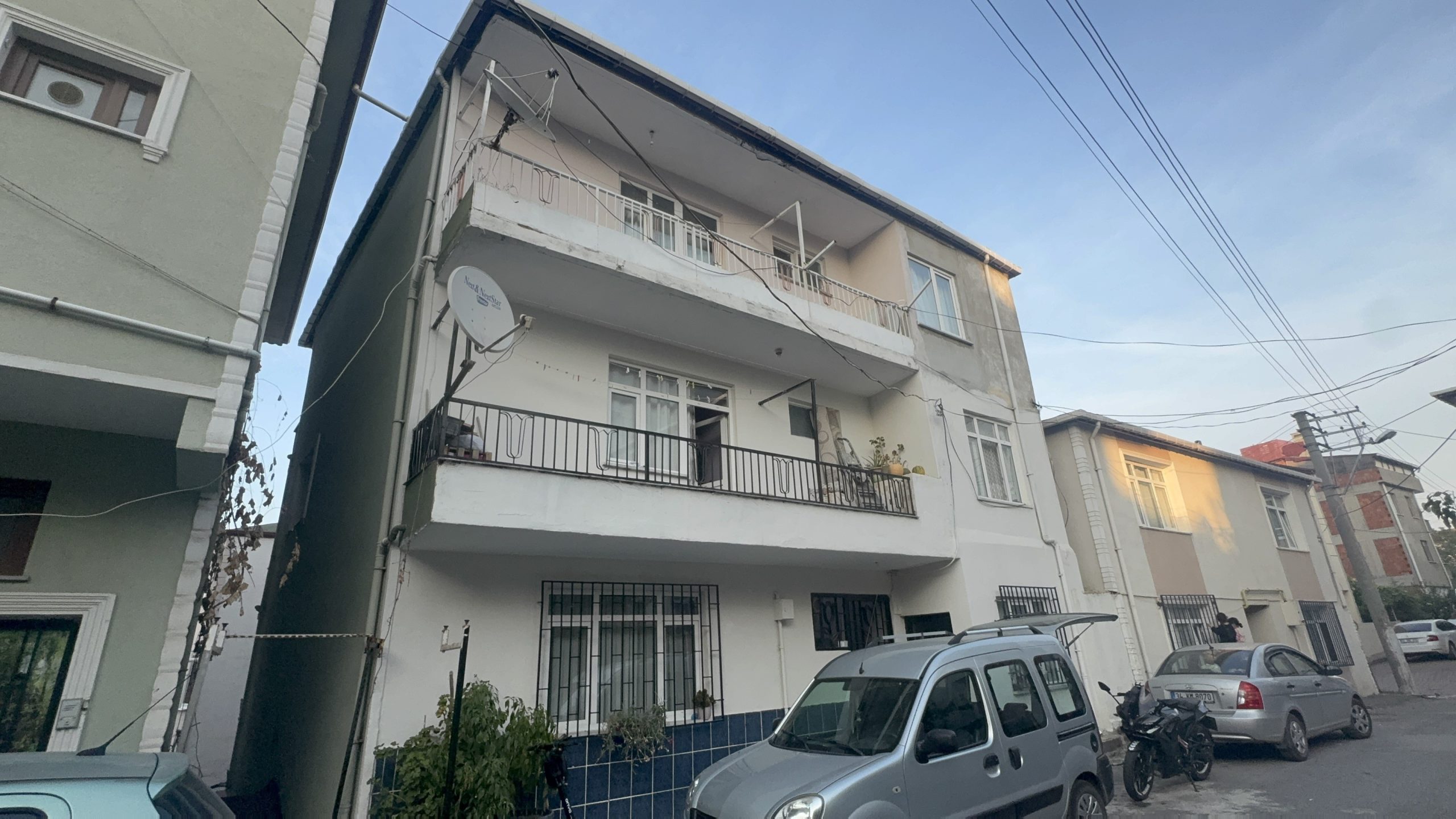 Kocaeli'nin Darıca ilçesinde kolonlarında çatlaklar tespit edilen bir bina tedbir