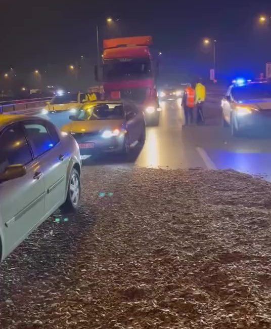  Kocaeli'nin Başiskele ilçesinde virajı alamayan yonga yüklü tır devrildi, sürücüsü