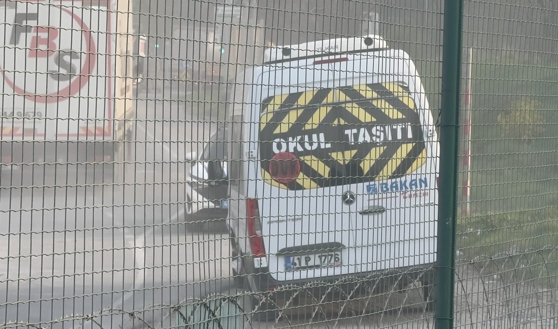Kocaeli Gebze'de otomobil ile okul servisi çarpıştı 1 kişi yaralandı.