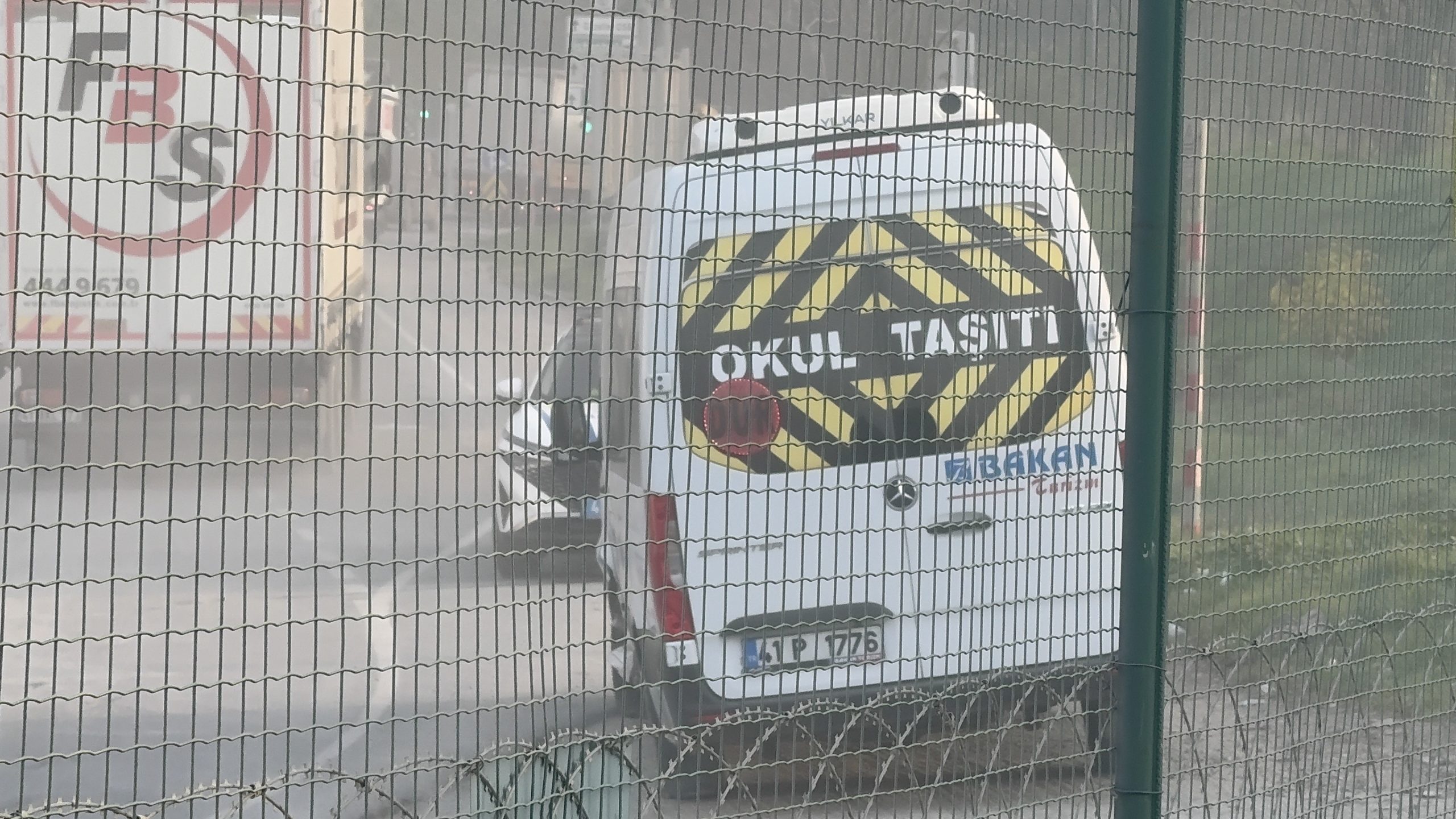 Kocaeli Gebze'de otomobil ile okul servisi çarpıştı 1 kişi yaralandı.