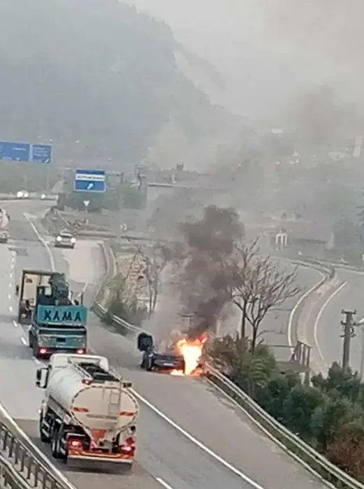 Sakarya’nın Pamukova ilçesi D-650 kara yolunda seyir halindeyken alev alan