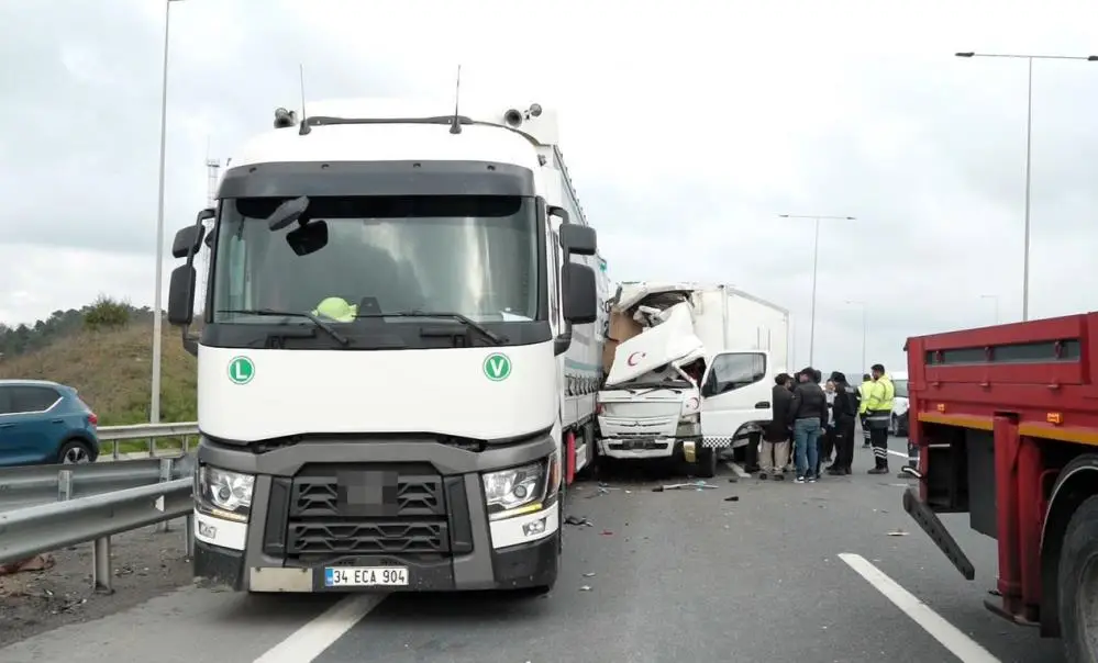 Kuzey Marmara Otoyolu'nun Arnavutköy ayrımında geri geri giden tıra kamyonet