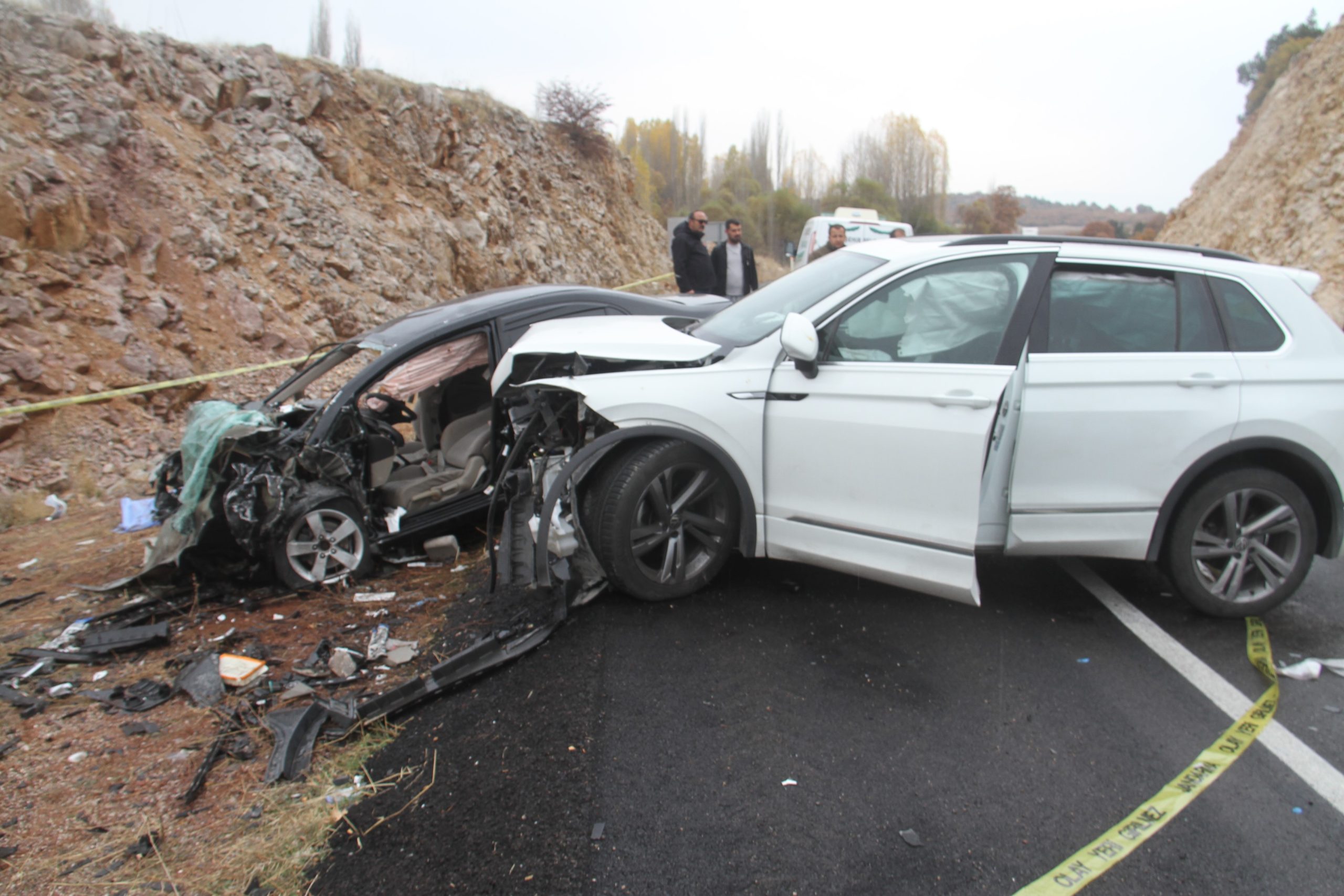  Konya'nın Beyşehir ilçesinde iki otomobilin çarpışması sonucu meydana gelen kazada