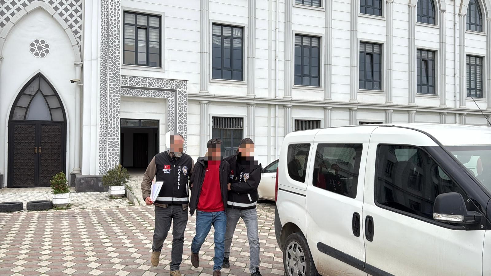 Kocaeli'nin Körfez ilçesinde eşini bıçaklayarak öldüren ve ardından intihara kalkışan
