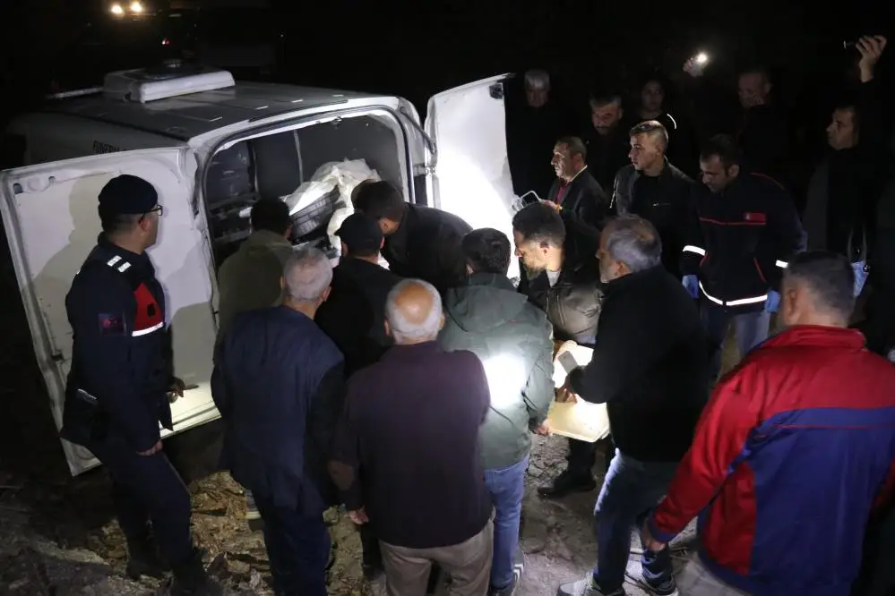 Denizli'de Orman Bölge Müdürlüğü tarafından toplanılmasına izin verilen odunları toplamaya