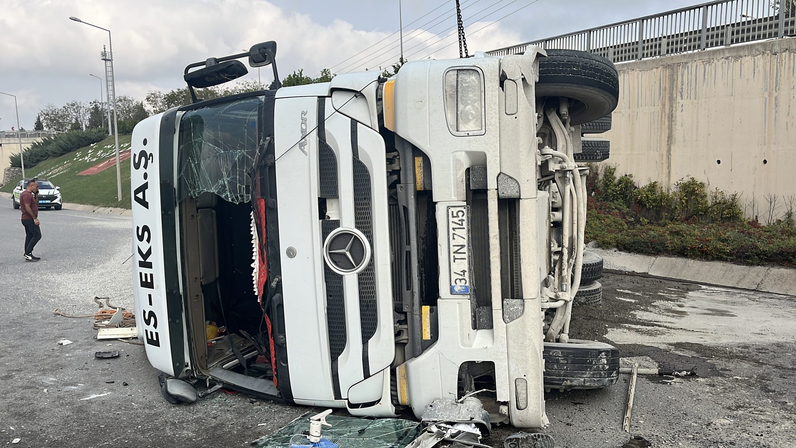 EM Otoyolu'nun Kocaeli geçişinde kontrolden çıkan mıcır yüklü kamyon devrildi.