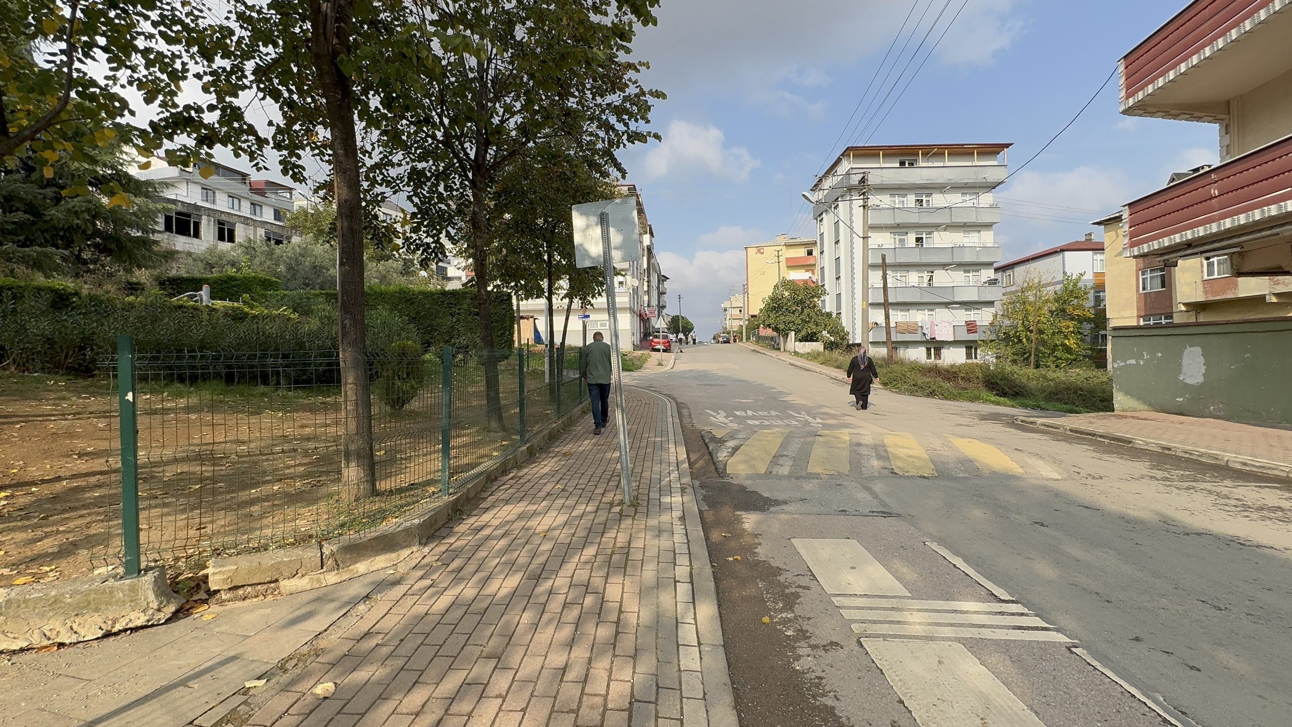 Kocaeli’nin Gebze ilçesinde park alanında manevra yapan çöp kamyonu, belediye