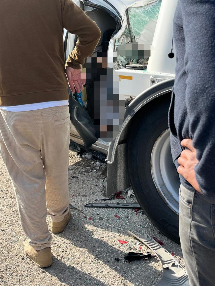 Ankara'da sürücüsünün kontrolünü kaybettiği otomobil, park halindeki tırın çekicisine arkadan