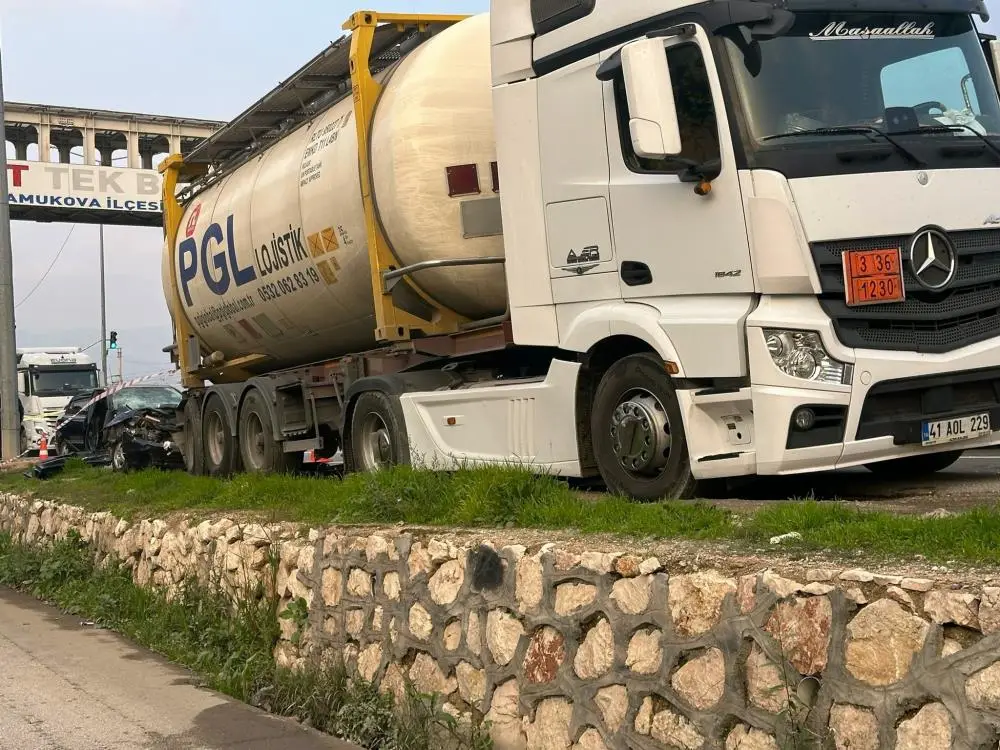 Sakarya'nın Pamukova ilçesi D-650 kara yolunda park halindeki tıra çarpan