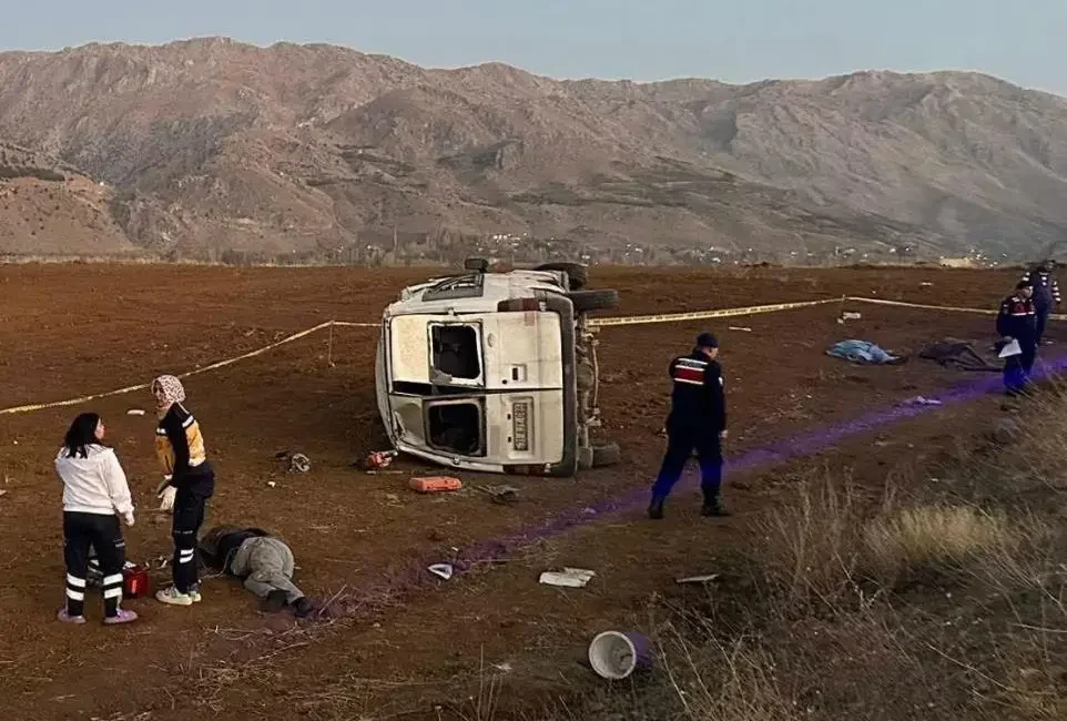 Kahramanmaraş'ta inşaat işçilerini taşıyan minibüsün takla attığı kazada 2