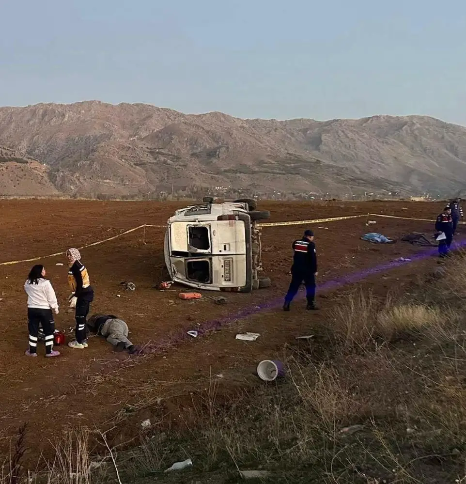  Kahramanmaraş'ta inşaat işçilerini taşıyan minibüsün takla attığı kazada 2