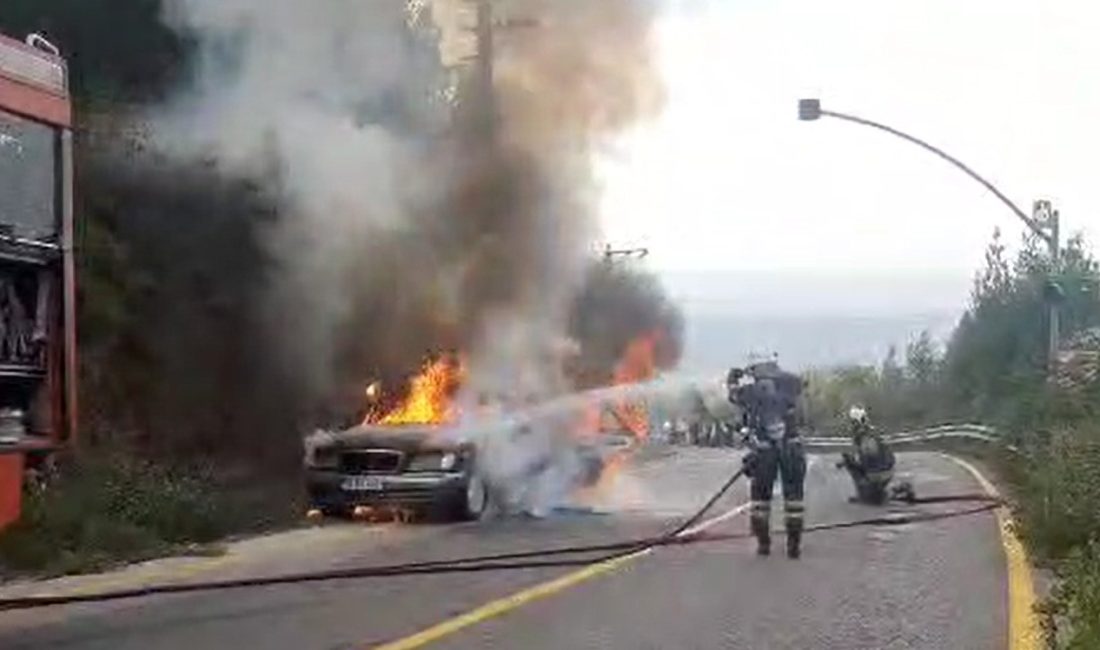 Kocaeli’nin Kartepe ilçesinde seyir halindeki bir otomobil, henüz belirlenemeyen bir