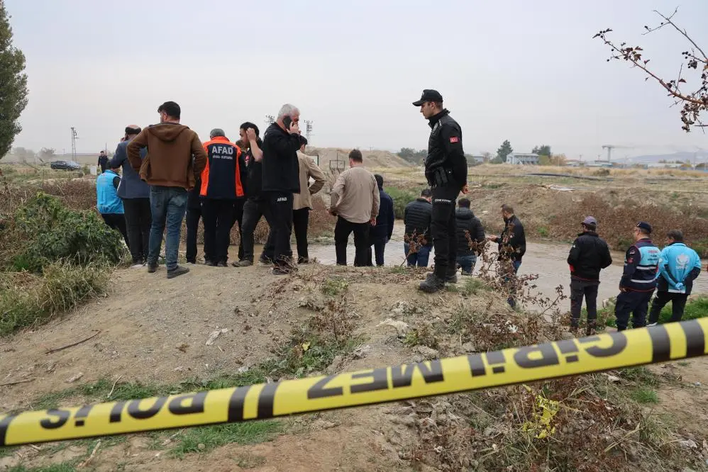 Elazığ'da tarlalarını sulamak için kanalizasyona su motoru bırakmak isteyen çiftçiler