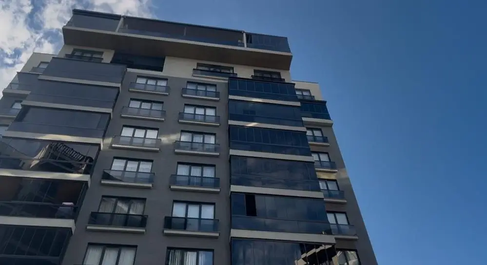 Bursa'nın Nilüfer ilçesinde hava almak için çıktığı camdan dengesini kaybederek