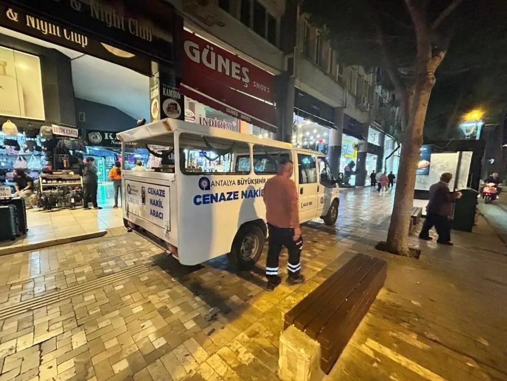  Antalya'da bir süredir binaya yayılan kötü kokunun kaynağını bulamayan