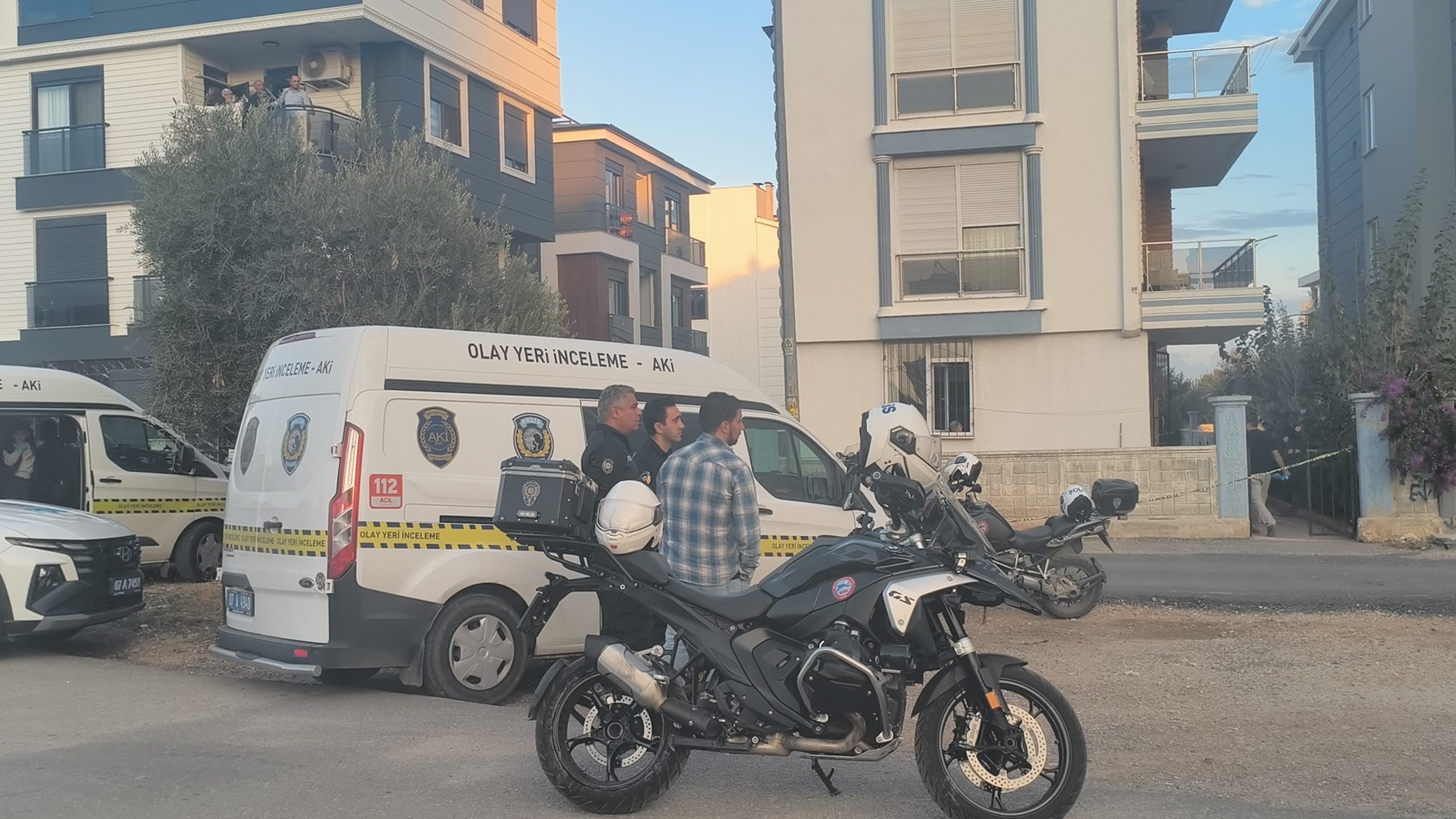Antalya'da bir polis memuru, eşi ve 2 çocuğunu tabancayla vurarak