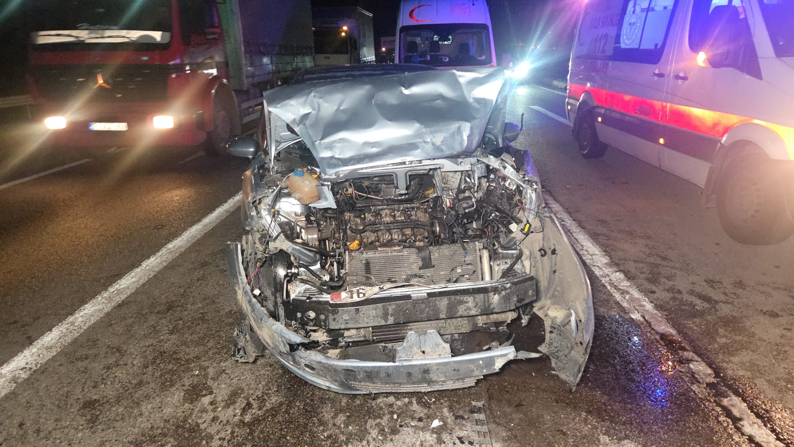 Bursa'nın Orhangazi ilçesinde kırmızı ışıkta bekleyen otomobile, başka bir otomobilin