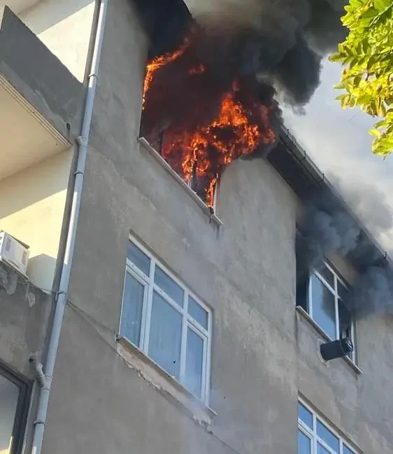 Kocaeli'nin Kartepe ilçesinde 4 katlı binanın en üst katındaki dairenin