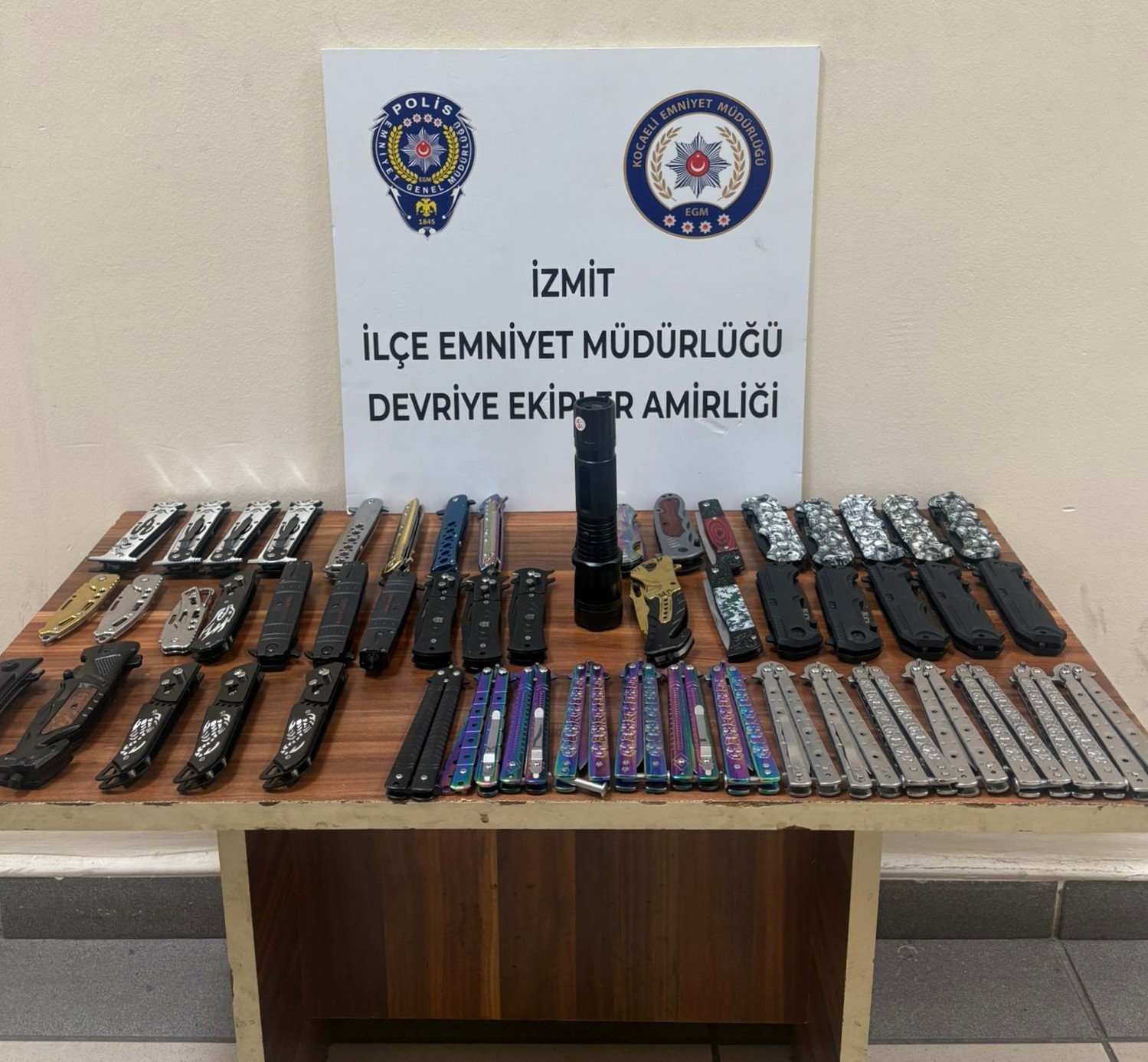 Kocaeli'nin İzmit ilçesinde polis ekiplerince şüphe üzerine aranan 2 çocuğun