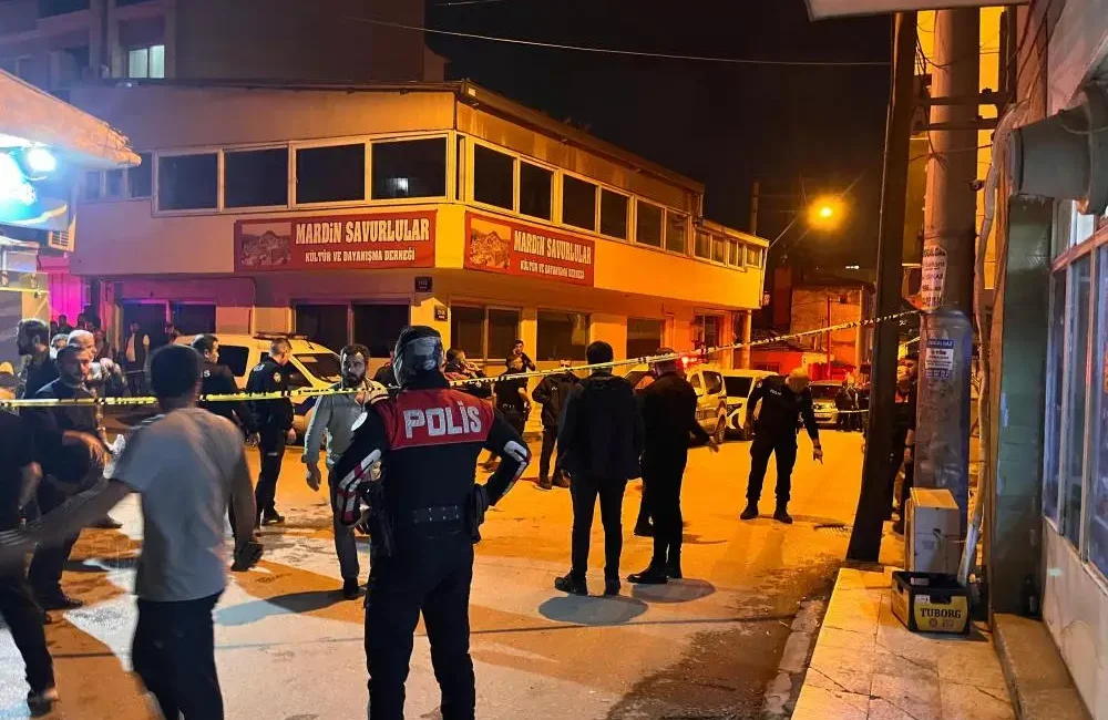 İzmir'in Bayraklı ilçesinde 1 kişinin öldüğü 2 kişinin de yaralandığı