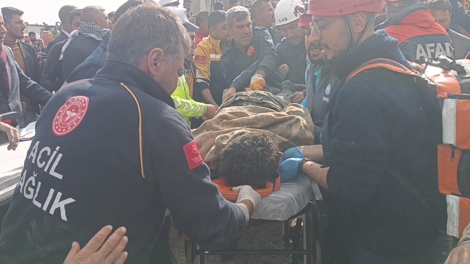 Şanlıurfa'da bir inşaatta beton dökümü sırasında meydana gelen göçüğün altında
