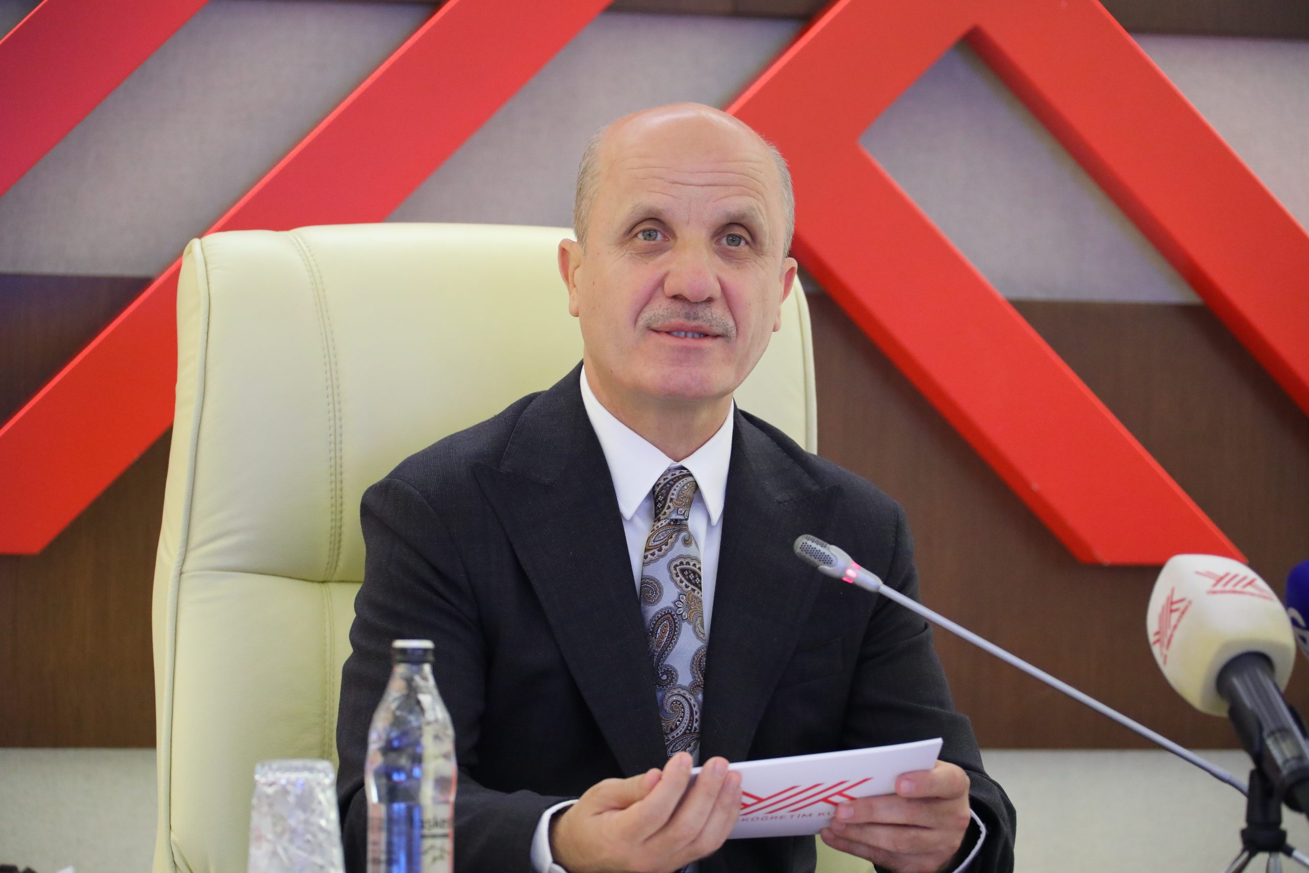 Yükseköğretim Kurulu (YÖK) Başkanı Erol Özvar, isteyen ve başarılı olan