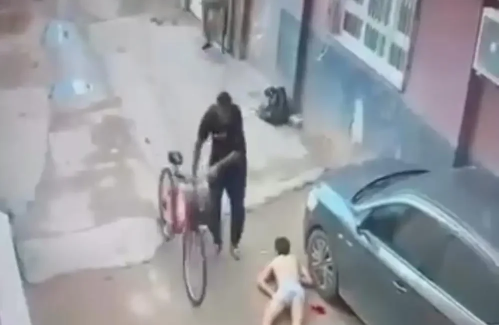 Adana’da bir kişinin kız kardeşiyle yakaladığı şahsı sokak ortasında bıçaklayarak