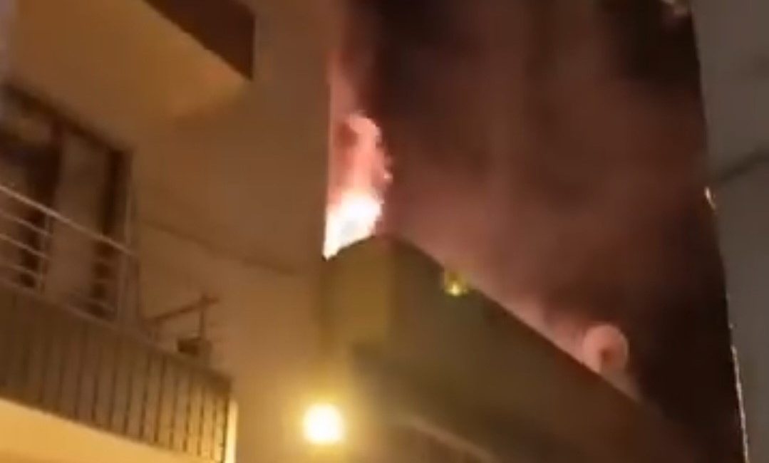 Elazığ'da 4 katlı bir apartmanda çıkan yangın paniğe neden oldu.