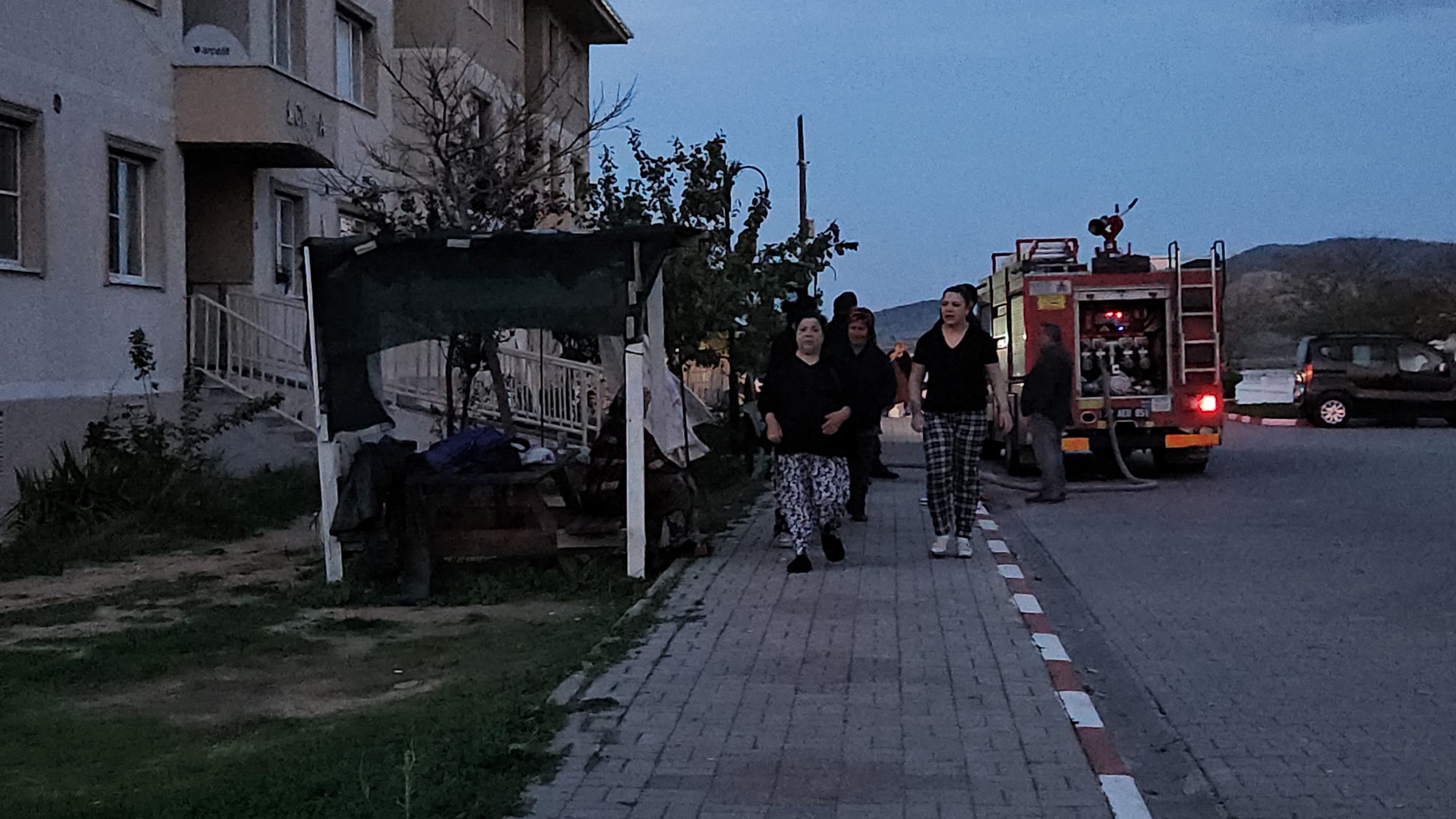 Edirne'nin Enez ilçesinde apartman koridorunda bir kadını tabancayla öldüren şahıs,