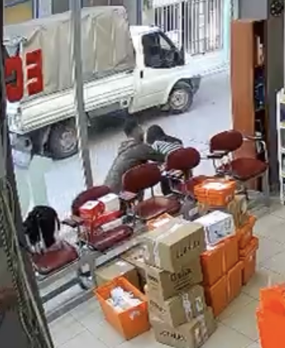 Bursa'nın Yıldırım ilçesinde eczane çalışanı genç kadın, hava almak için