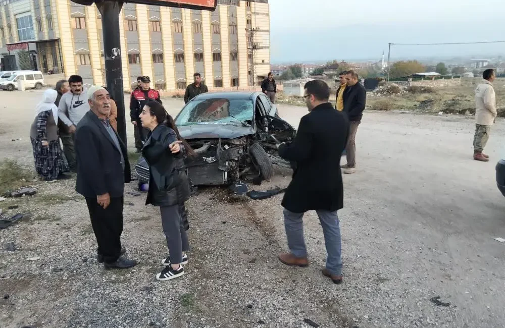 Elazığ’da traktörle çarpışan otomobil savrularak yolun karşısına geçmeye çalışan yayaya